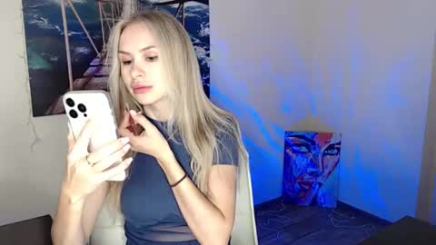 Snapshot of erikagavin chatting on October 8, 2025, 11:52 am Erika online show from October 8, 2025, 11:52 am