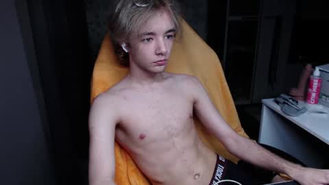 Snapshot of ervi_ chatting on June 17, 2026, 9:05 pm ERV1II online show from June 17, 2026, 9:05 pm
