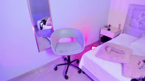 Escarlet online show from November 21, 2025, 1:10 pm