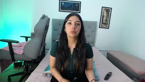 Snapshot of esmeraldaa_sc chatting on October 13, 2025, 4:01 am Perla online show from October 13, 2025, 4:01 am