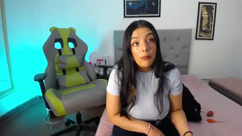 Snapshot of esmeraldaa_sc chatting on October 23, 2025, 4:56 am Perla online show from October 23, 2025, 4:56 am