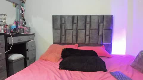 Perla online show from May 11, 2026, 11:13 pm