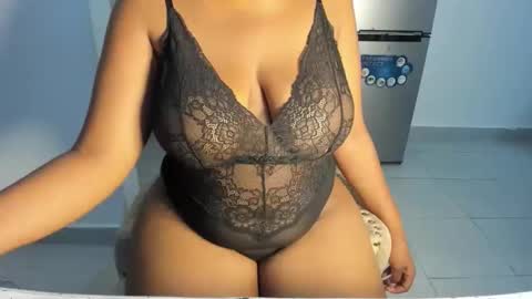 Esme online show from December 19, 2025, 4:14 pm