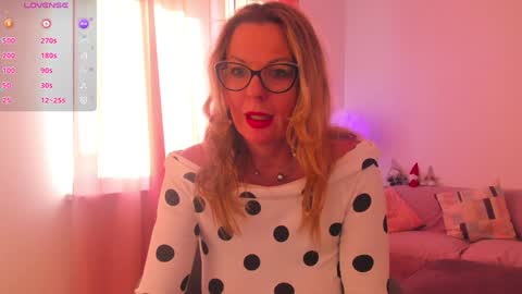 Snapshot of esmimilf chatting on January 4, 2025, 1:31 pm Esmi online show from January 4, 2025, 1:31 pm