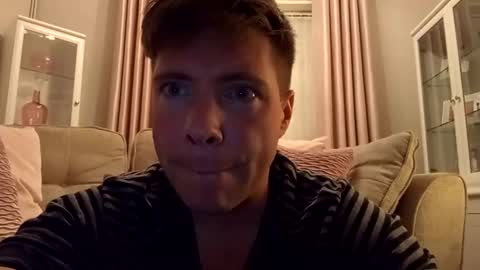 essexlad2022 online show from April 6, 2026, 1:03 am
