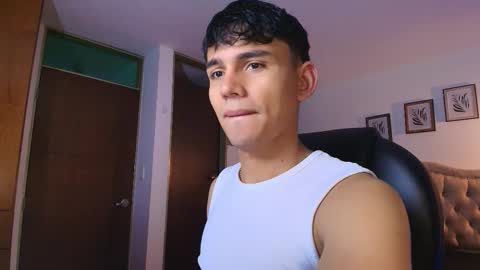 Snapshot of estebanperez_ chatting on October 22, 2025, 10:48 am Esteban online show from October 22, 2025, 10:48 am