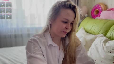 Estella online show from April 24, 2026, 2:58 am