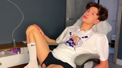 Snapshot of estremecerse chatting on December 28, 2024, 8:15 pm Alex online show from December 28, 2024, 8:15 pm