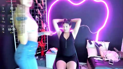 Snapshot of estudiooro509 chatting on October 22, 2025, 7:46 pm Cloe and Megan online show from October 22, 2025, 7:46 pm