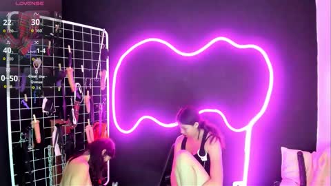 Snapshot of estudiooro509 chatting on October 31, 2025, 5:47 pm Cloe and Megan online show from October 31, 2025, 5:47 pm