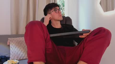etham_wolf1 online show from April 16, 2026, 4:52 pm