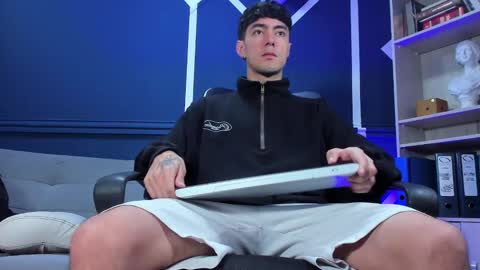 Snapshot of etham_wolf_ chatting on September 17, 2025, 12:07 pm Etham online show from September 17, 2025, 12:07 pm