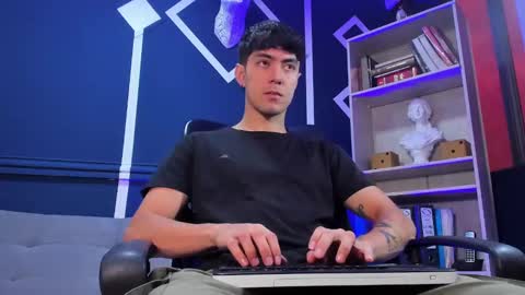 Snapshot of etham_wolf_ chatting on October 3, 2025, 12:13 pm Etham online show from October 3, 2025, 12:13 pm