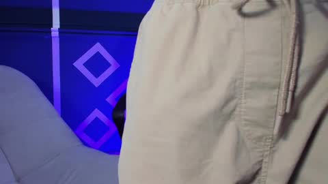 Snapshot of etham_wolf_ chatting on October 8, 2025, 6:27 pm Etham online show from October 8, 2025, 6:27 pm