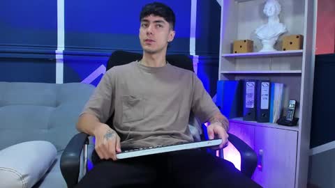 Snapshot of etham_wolf_ chatting on October 9, 2025, 12:03 pm Etham online show from October 9, 2025, 12:03 pm