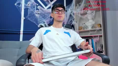 Snapshot of etham_wolf_ chatting on October 18, 2025, 2:07 pm Etham online show from October 18, 2025, 2:07 pm