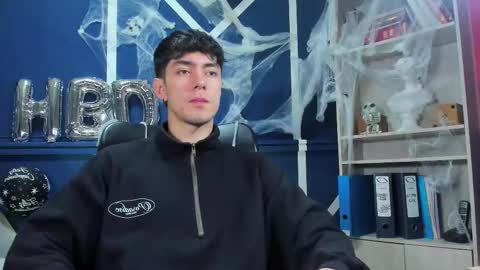 Snapshot of etham_wolf_ chatting on October 29, 2025, 12:18 pm Etham online show from October 29, 2025, 12:18 pm