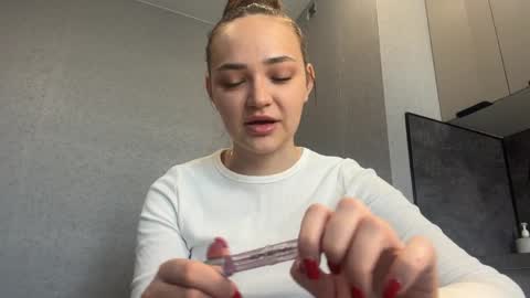 Snapshot of etsukoturrigiano chatting on April 13, 2026, 6:41 am Caroline online show from April 13, 2026, 6:41 am