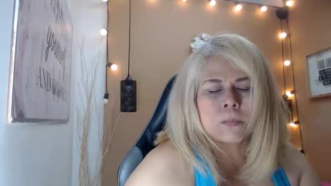 eva_love49 online show from November 28, 2025, 12:19 pm