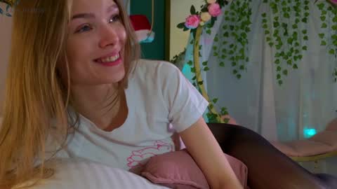 Snapshot of eva_natsumi chatting on December 16, 2024, 2:38 pm Eva online show from December 16, 2024, 2:38 pm