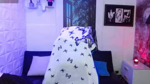 Snapshot of eva_rosell chatting on October 31, 2025, 2:29 pm Eva online show from October 31, 2025, 2:29 pm