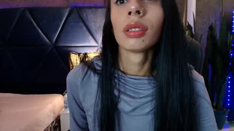 EVA CLOEE online show from October 19, 2025, 4:02 am