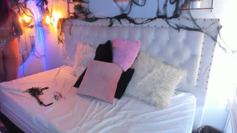 Evaa  online show from November 3, 2025, 5:03 pm