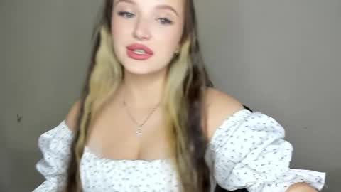 Eva online show from November 3, 2025, 9:43 am