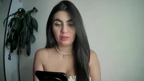 evacollins12 online show from February 7, 2025, 10:20 pm
