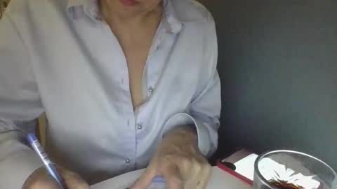 evaglad online show from October 10, 2025, 3:33 pm