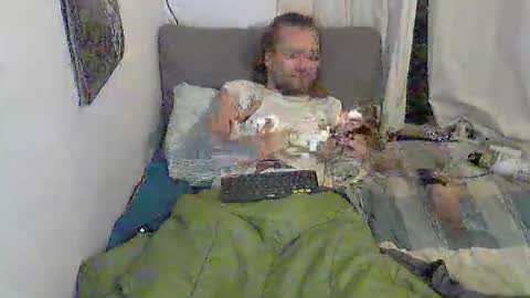 Snapshot of evalsmac chatting on February 15, 2026, 9:44 pm Han online show from February 15, 2026, 9:44 pm