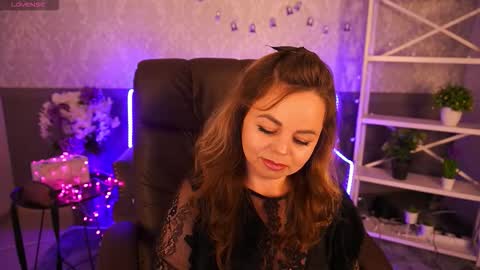 EvaMinni online show from November 5, 2025, 2:06 pm