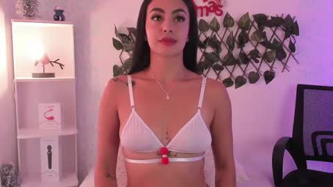 Snapshot of evaritz__ chatting on December 5, 2025, 1:42 pm EVARITZ online show from December 5, 2025, 1:42 pm