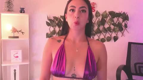 Snapshot of evaritz__ chatting on December 15, 2025, 1:04 pm EVARITZ online show from December 15, 2025, 1:04 pm