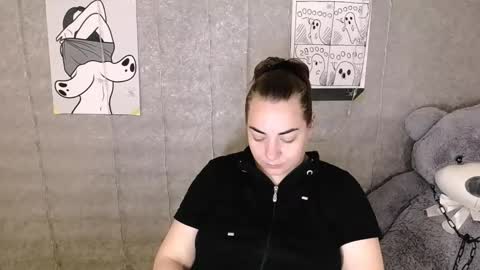 Snapshot of evelineli chatting on November 2, 2025, 4:26 am Lydia online show from November 2, 2025, 4:26 am