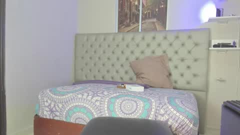 evelyn_jones__ online show from September 25, 2025, 2:43 pm