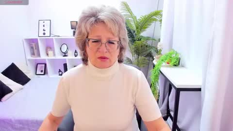 Snapshot of evelynblissful chatting on November 4, 2025, 5:06 am Evelyn online show from November 4, 2025, 5:06 am