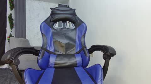 Snapshot of evessinn chatting on October 22, 2025, 11:04 pm luis online show from October 22, 2025, 11:04 pm