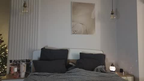 evi_woow online show from December 16, 2025, 10:48 pm