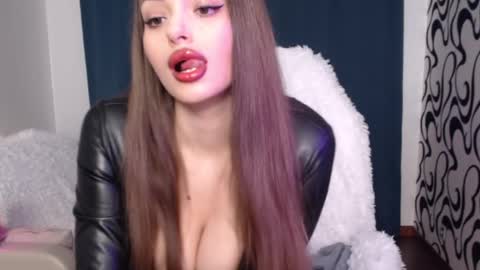 Snapshot of evianwayne chatting on March 11, 2025, 4:29 pm Vanessa Evian online show from March 11, 2025, 4:29 pm