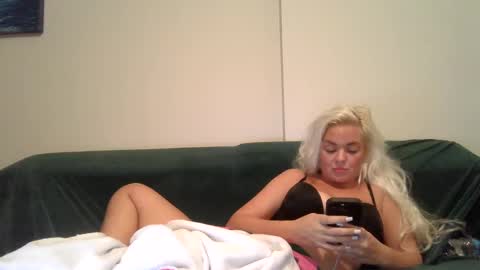 Snapshot of evillers1 chatting on December 19, 2024, 4:13 am Badblondebunny online show from December 19, 2024, 4:13 am