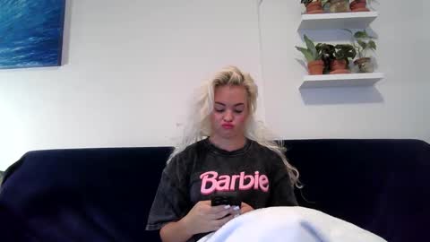 Snapshot of evillers1 chatting on January 2, 2025, 11:27 pm Badblondebunny online show from January 2, 2025, 11:27 pm
