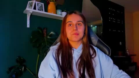 Snapshot of evy_orange1 chatting on June 19, 2026, 1:21 am EVY online show from June 19, 2026, 1:21 am