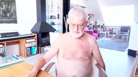 Snapshot of ewaldwillems99 chatting on July 14, 2026, 1:39 pm Naaktloper online show from July 14, 2026, 1:39 pm