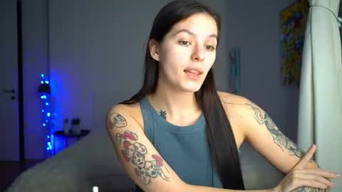 ewelynscott online show from December 2, 2025, 11:34 pm