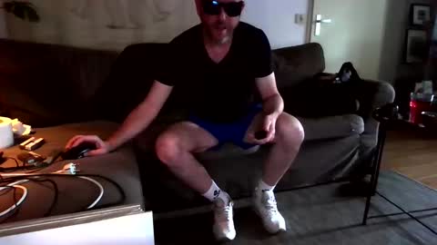 exibist79 online show from November 13, 2025, 8:13 am