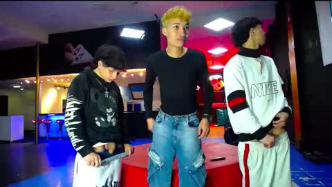 extrangers online show from October 6, 2025, 12:13 pm