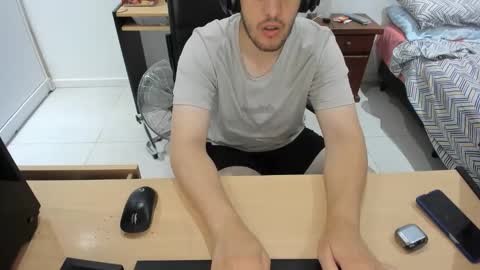 Snapshot of ezzeq chatting on November 17, 2025, 11:32 pm Ezzeq online show from November 17, 2025, 11:32 pm