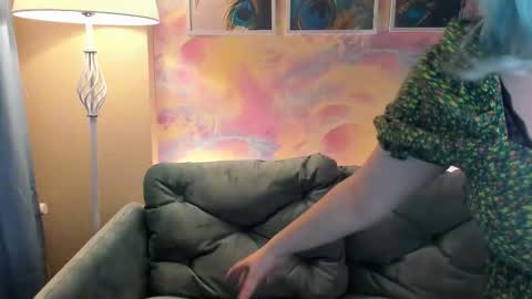 Bella online show from December 18, 2025, 10:10 am