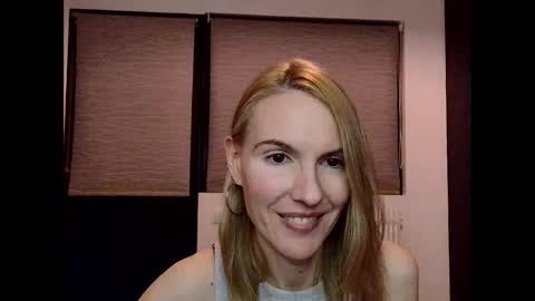 Snapshot of fanny_posy chatting on January 7, 2025, 7:06 pm Fanny online show from January 7, 2025, 7:06 pm